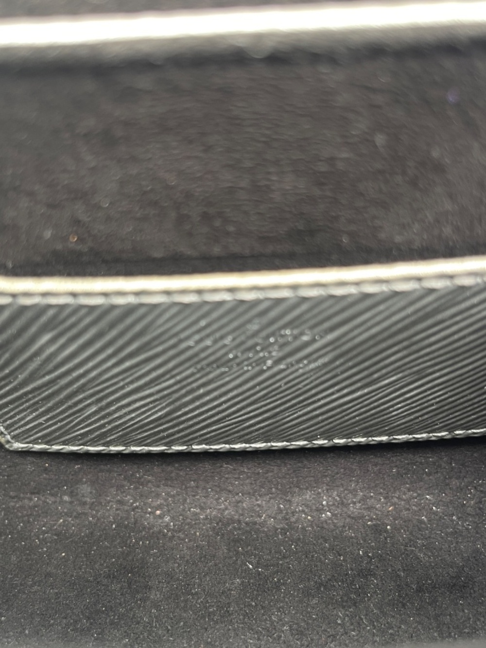 Louis Vuitton Epi Leather Twist MM - Picture 11 of 14